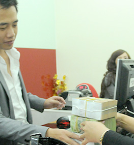 Lãi suất tăng gây áp lực lên lãi vay